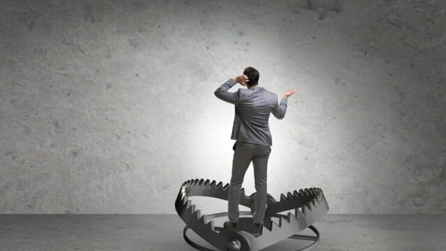 man-caught-mouse-trap-risk-business-concept_656932-3089